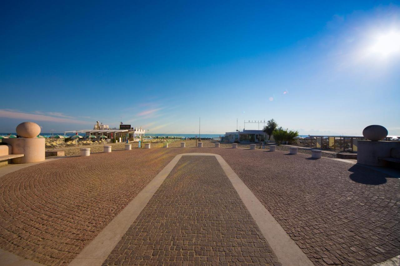 Hotel Baltic Мисано Адриатико Екстериор снимка