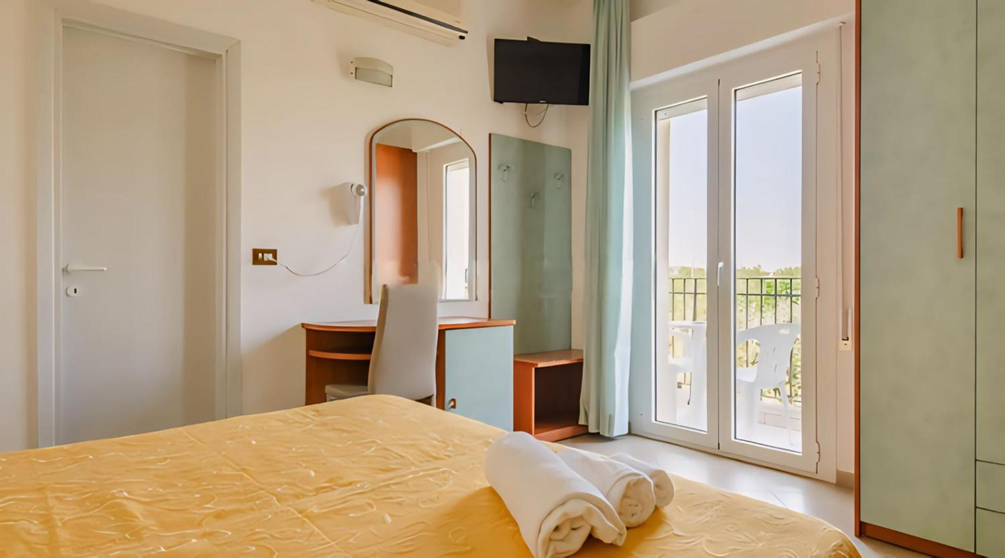 Hotel Baltic Мисано Адриатико Екстериор снимка