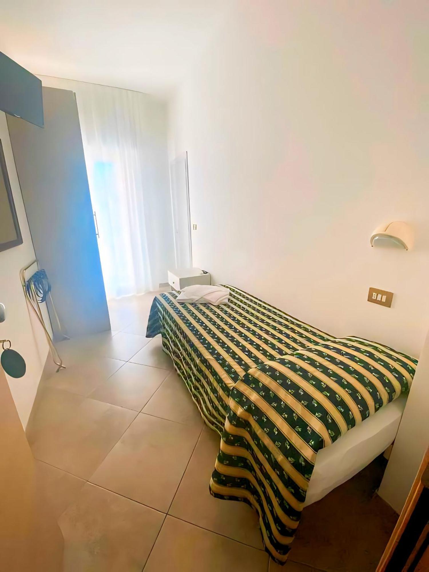 Hotel Baltic Мисано Адриатико Екстериор снимка